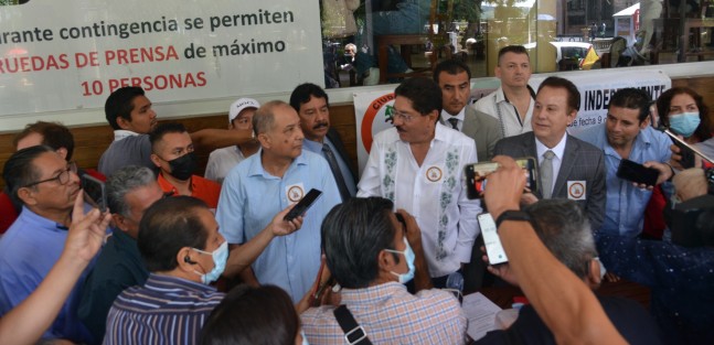 El ex gobernador de Oaxaca, Ulises Ruiz Ortiz, visitó la ciudad de Xalapa en compañía de integrantes de la asociación Ciudadanos Independientes, quienes están celebrando su décimo aniversario. Habló de su intención de buscar la candidatura independiente para la elección presidencial del 2024. 