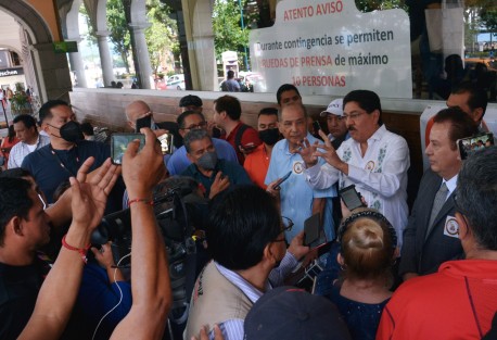 El ex gobernador de Oaxaca, Ulises Ruiz Ortiz, visitó la ciudad de Xalapa en compañía de integrantes de la asociación Ciudadanos Independientes, quienes están celebrando su décimo aniversario. Habló de su intención de buscar la candidatura independiente para la elección presidencial del 2024. 