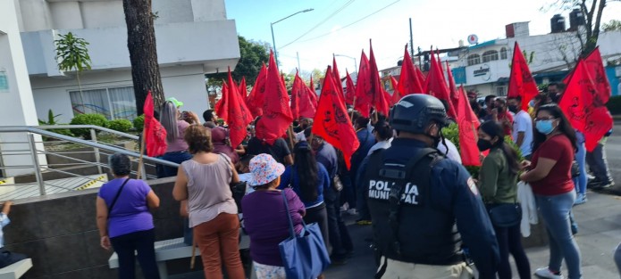 Funcionarios de la Comisión Municipal de Agua Potable y Saneamiento de Xalapa (CMAS), atendieron a grupo social provenientes de diversas colonias de la capital del Estado de Veracruz, con la finalidad de escuchar y dar seguimiento a sus peticiones.