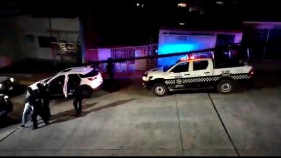 Pese a saberse observados por vecinos, quienes pedían no se cometiera atropellos, los oficiales subieron a la patrulla a dos hombres y una mujer, con golpes tirones de cabello y uso de toletes eléctricos.  