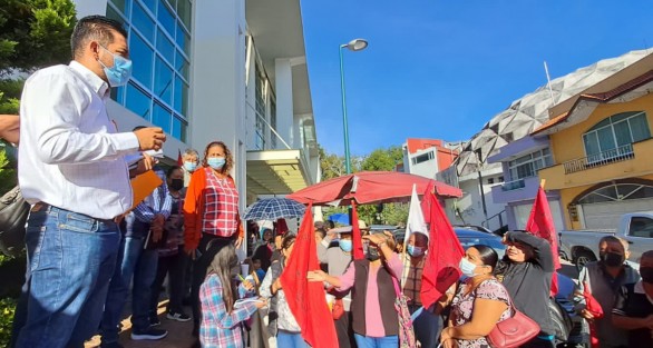 Antorchistas se manifestaron en las oficinas de la Comisión Federal de Electricidad. Denuncian irregularidades en los recibos de electricidad.