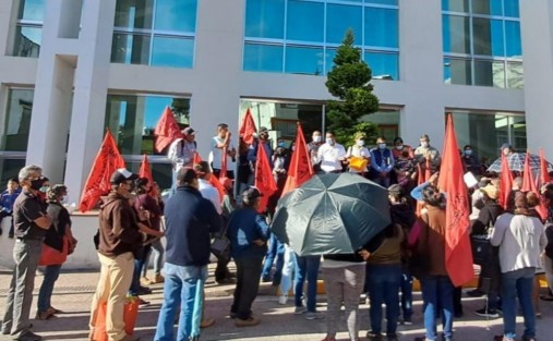 Antorchistas se manifestaron en las oficinas de la Comisión Federal de Electricidad. Denuncian irregularidades en los recibos de electricidad.