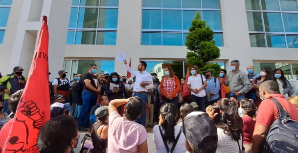 Antorchistas se manifestaron en las oficinas de la Comisión Federal de Electricidad. Denuncian irregularidades en los recibos de electricidad.
