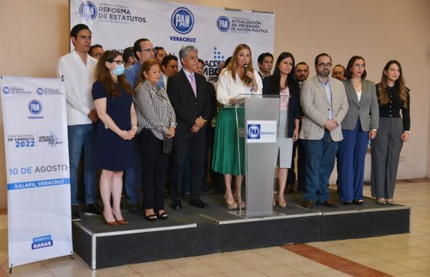 Con el montaje de un escenario de última hora  la secretaria general del CEN del PAN, Cecilia Patrón Laviada  visitó la capital del estado para ser parte de la comisión para reformar Estatutos del Consejo Nacional; la acompañó el dirigente Federico Salomón Molina.