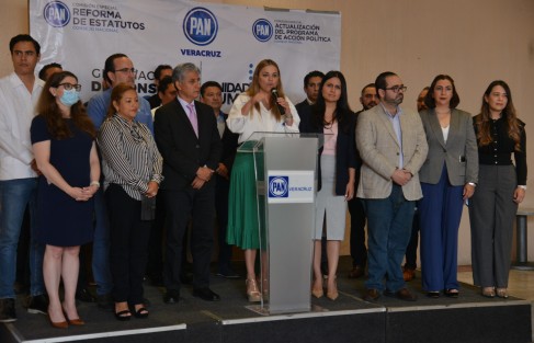 Durante la Gira Nacional de Consulta para reformar los estatutos del PAN, indicó que la dirigencia de este partido acompañará a la familia en su dolor por el crimen de Libreros Alba, quien fue emboscado y asesinado a balazos por un comando en la región capital de Veracruz. 