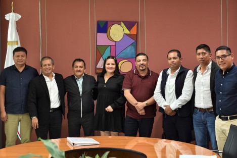 El presidente de la Junta de Coordinación Política de la LXVI Legislatura, diputado Juan Javier Gómez Cazarín, recibió en el Palacio Legislativo a presidentes de diversos municipios de las zonas centro y norte de la entidad, con quienes dialogó acerca de la colaboración entre el Congreso del Estado y los ayuntamientos, como entidades autónomas y con las atribuciones que les confiere la ley.

