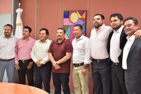 El presidente de la Junta de Coordinación Política de la LXVI Legislatura, diputado Juan Javier Gómez Cazarín, recibió en el Palacio Legislativo a presidentes de diversos municipios de las zonas centro y norte de la entidad, con quienes dialogó acerca de la colaboración entre el Congreso del Estado y los ayuntamientos, como entidades autónomas y con las atribuciones que les confiere la ley.

