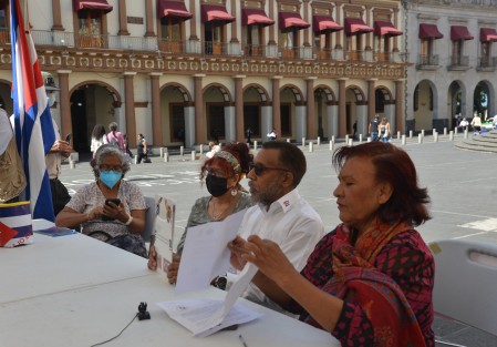 Cubanos y xalapeños instalaron un centro de acopio de medicamentos y material para donación que harán llegar a los afectados por el incendio en Matanzas, a través de la embajada de ese país en México. 