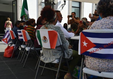 Explicó que por el bloqueo de Estados Unidos, a Cuba resulta 20 veces más difícil comprar una aspirina y, por ello, es necesaria la ayuda humanitaria para los damnificados, los cuales rondan en los 250 mil. . 