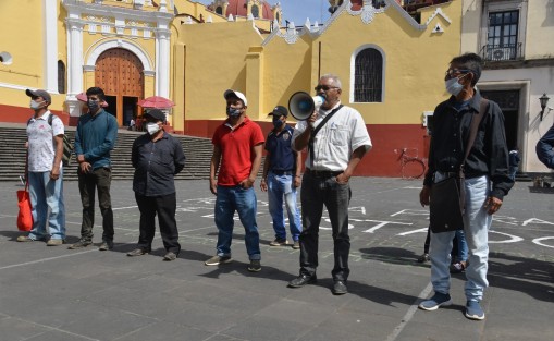  Habitantes de la colonia Ampliación Luis Donaldo Colosio se manifestaron en Plaza Lerdo. Pidieron que el gobernador Cuitláhuac García les ayude para que la CFE le reinstale la luz ya que al vivír a un costado del río Sedeño, sufren de mucha inseguridad.