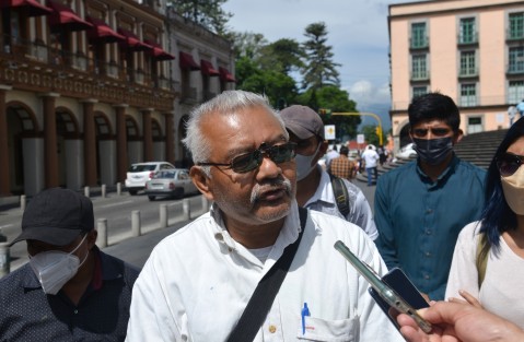 Habitantes de la colonia Ampliación Luis Donaldo Colosio se manifestaron en Plaza Lerdo. Pidieron que el gobernador Cuitláhuac García les ayude para que la CFE le reinstale la luz ya que al vivír a un costado del río Sedeño, sufren de mucha inseguridad.