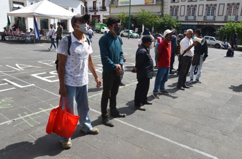  Habitantes de la colonia Ampliación Luis Donaldo Colosio se manifestaron en Plaza Lerdo. Pidieron que el gobernador Cuitláhuac García les ayude para que la CFE le reinstale la luz ya que al vivír a un costado del río Sedeño, sufren de mucha inseguridad.
