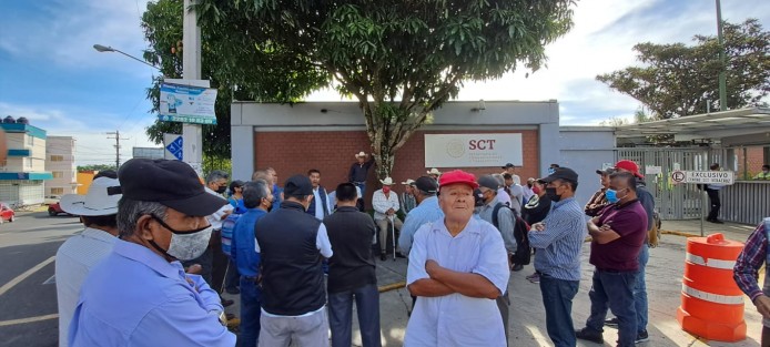 Campesinos afectados por la construcción  del libramiento Xalapa-Perote, acudieron a las oficinas de la SCT, en busca de audiencia con el director, pues luego de 15 años de la obra, no han sido indemnizados como corresponde. 