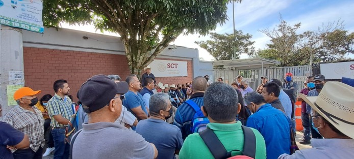 Campesinos afectados por la construcción  del libramiento Xalapa-Perote, acudieron a las oficinas de la SCT, en busca de audiencia con el director, pues luego de 15 años de la obra, no han sido indemnizados como corresponde. 