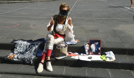 Una solitaria mujer que no quiso decir su nombre, pidió trabajo al gobernador  mostrando fotos antiguas de haber trabajado en radio hace muchos años.