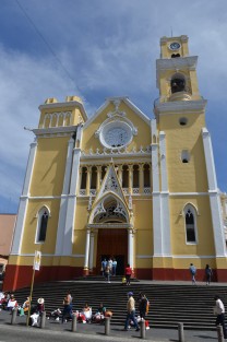 Las vendedoras de blusas chiapanecas ofrecen su mercancía en las escalinatas en la catedral.