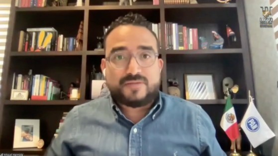 El diputado Miguel David Hermida Copado hizo un llamado a los integrantes de la LXVI Legislatura y al titular de la Secretaría de Educación de Veracruz para que, en un trabajo conjunto, se constituya el Fondo Solidario Educativo, que permitirá el rescate de centros educativos que se encuentren en condiciones que pudieran poner en riesgo a las y los estudiantes.

