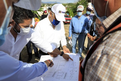  En gira de trabajo por la congregación El Castillo, autoridades encabezadas por el presidente municipal Ricardo Ahued Bardahuil supervisaron las obras y proyectos en proceso de construcción para mejorar el entorno y la conectividad en esta zona. 

