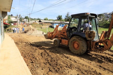 En la calle Vicente Guerrero, se verificó el avance en la rehabilitación de alcantarillado sanitario. Se trata de una obra de 230 metros lineales que beneficiará a 190 personas; en la calle Francisco I. Madero, se supervisó la pavimentación con concreto hidráulico, entre la Avenida Principal y Francisco Villa, en beneficio de 462 ciudadanos que, próximamente, disfrutarán de una vialidad de 500 metros lineales construida con la mejor calidad. 