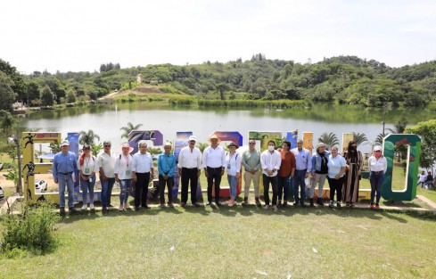En la Laguna de El Castillo, el Alcalde conoció el proyecto turístico que se desarrolla en esta Área Natural Protegida de Servicios y Bienes, además, realizó la siembra de un Haya en la margen de un manantial que abastece a parte de la congregación.