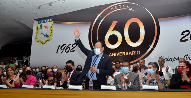 Durante el 60 aniversario del Sindicato Estatal de Trabajadores al Servicio de la Educación (SETSE) el líder estatal Genovevo Zapot Zapot, estuvo acompañado por el titular de la Secretaría de Educación de Veracruz (SEV), Zenyazen Escobar García.
