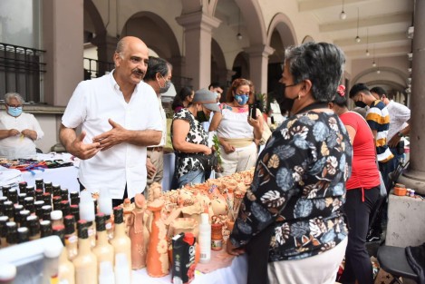 El alcalde de Xalapa, Ricardo Ahued,recorrió la expo artesanal ubicada en el pasillo de entrada al Palacio Municipal, donde artesanos de la región ofrecen sus productos. 