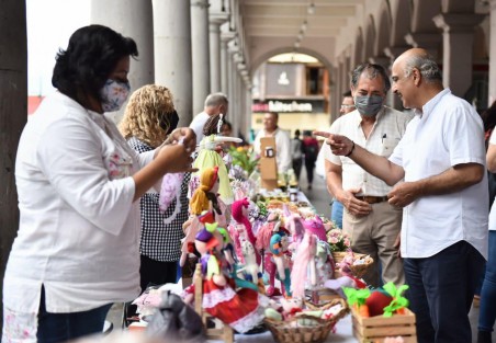 El alcalde de Xalapa, Ricardo Ahued,recorrió la expo artesanal ubicada en el pasillo de entrada al Palacio Municipal, donde artesanos de la región ofrecen sus productos. 