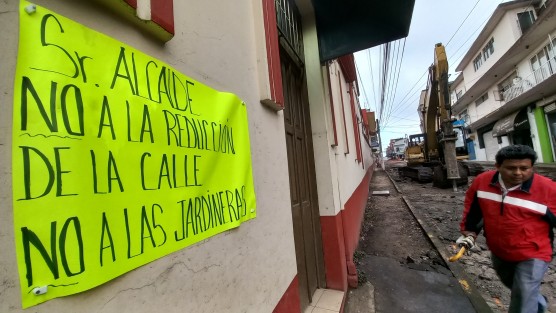 Mediante cartulinas, vecinos de las calles Nogueira y Rojano expresan su desacuerdo con el proyecto de remodelación de la calle en el cual está programado ampliar las banquetas y colocación de algunas jardineras. 