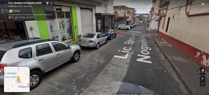 El espacio que se niega para mejor circulación de peatones es ocupado como estacionamiento de vehículos, e incluso algunos comercios apartan los sitios con objetos, cosa que está incluso prohibido en el reglamento de Tránsito. Imagen tomada de Google maps.