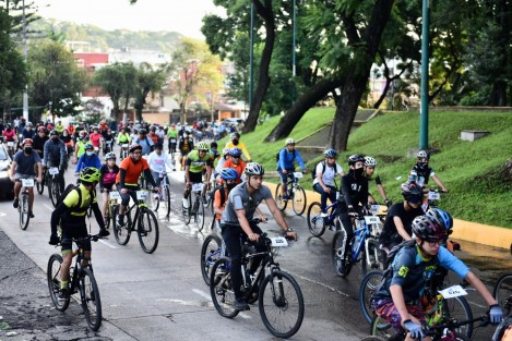 Con la participación de más de 200 personas, este domingo se llevó a cabo la Rodada por la Juventud, en un ruta que abarcó 10 kilómetros, desde las instalaciones de la de la Secretaría de Finanzas y Planeación (Sefiplan) al Estadio Xalapeño Heriberto Jara Corona.