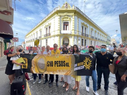 La Dirección Estatal Ejecutiva del PRD en Veracruz, se manifestó este lunes, para respaldar el Plan de Emergencia Alimentario que propuso el Partido de la Revolución Democrática donde se le exige al gobierno que subsidie el kilo de tortilla a 10 pesos. 