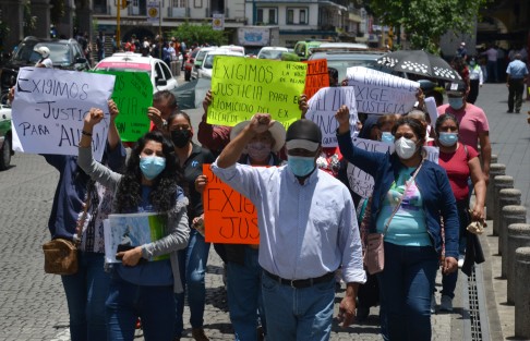 Pobladores del municipio de Rafael Lucio protestaron frente a Palacio de Gobierno para exigir justicia por el asesinato de José Allan Libreros Alba, exalcalde de ese lugar.  Las personas acusaron al actual presidente municipal de Rafael Lucio, Damián Hernández Hernández, como presunto autor intelectual del crimen.