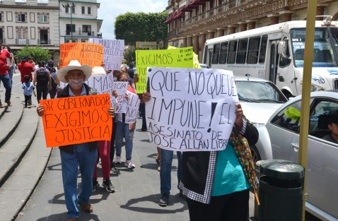 Pobladores del municipio de Rafael Lucio protestaron frente a Palacio de Gobierno para exigir justicia por el asesinato de José Allan Libreros Alba, exalcalde de ese lugar.  Las personas acusaron al actual presidente municipal de Rafael Lucio, Damián Hernández Hernández, como presunto autor intelectual del crimen.