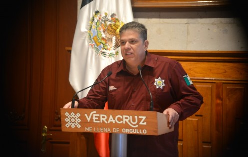 En el plan de dignificación a las condiciones laborales de la Policía Estatal de Veracruz, el Gobierno ha autorizado un aumento salarial del 6.4 por ciento para agosto, con lo cual la percepción mensual alcanza los 16 mil 923 pesos que significan un 34.1% más que en 2018, cuando el personal operativo ganaba 12 mil 159.