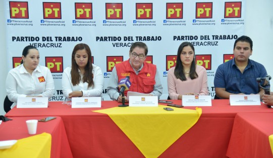 El Partido del Trabajo le reconoce al ciudadano gobernador por predicar con el ejemplo: la republicana, la cual prueba al hacer su declaración patrimonial. Por eso resulta extraño que la del Estado no de a conocer que funcionarios, con nombre y apellidos, ganan más que el gobernador y, si han o no cumplido con la obligación de hacer su declaración patrimonial. 