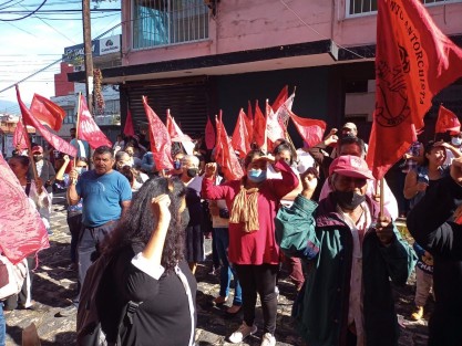Antorchistas de San Rafael y Xalapa se manifestaron ante Patrimonio del Estado para exigir regularización de lotes que habitan desde hace años. Dicen que desde 2014 iniciaron los trámites, pero responsabilizan a la administración que inició a fines de 2018, del no avance de los mismos.