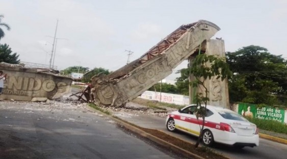 La mañana de este martes el arco de entrada a la ciudad de Coatzintla, Ver., se vino abajo producto del mal estado en que se encontraba. La estructura data de hace 10 años. Afortunadamente nadie resultó lesionado. 