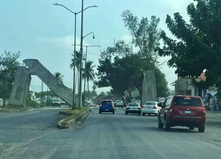 La mañana de este martes el arco de entrada a la ciudad de Coatzintla, Ver., se vino abajo producto del mal estado en que se encontraba. La estructura data de hace 10 años. Afortunadamente nadie resultó lesionado. 