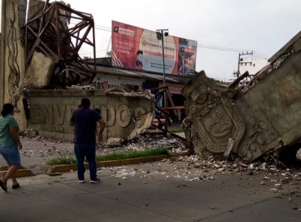 La mañana de este martes el arco de entrada a la ciudad de Coatzintla, Ver., se vino abajo producto del mal estado en que se encontraba. La estructura data de hace 10 años. Afortunadamente nadie resultó lesionado. 