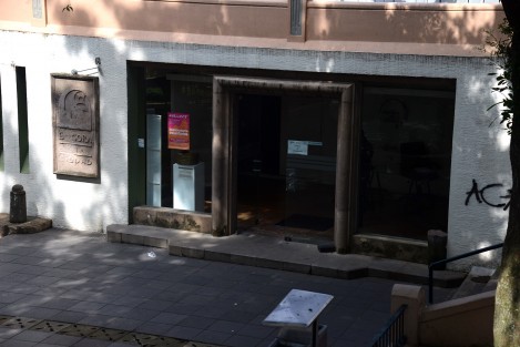 Así luce el exterior del Ágora de la Ciudad de Xalapa, uno de los recintos del IVEC. Basura, pintas y hasta con ropa interior tirada, se acumulan desde hace varios meses en fue cerrado por presunta rehabilitación.
