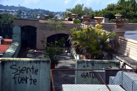 Así luce el exterior del Ágora de la Ciudad de Xalapa, uno de los recintos del IVEC. Basura, pintas y hasta con ropa interior tirada, se acumulan desde hace varios meses en fue cerrado por presunta rehabilitación.