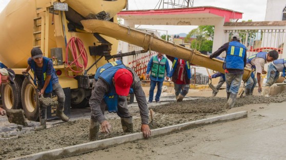 Xalapa, Ver.- Avanza la pavimentación de concreto hidráulico en la calle Francisco Javier Clavijero, proceso constructivo final de la primera parte del tramo  a rehabilitar en esta céntrica vialidad.