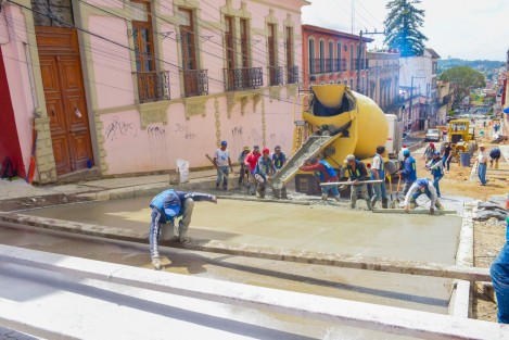Xalapa, Ver.- Avanza la pavimentación de concreto hidráulico en la calle Francisco Javier Clavijero, proceso constructivo final de la primera parte del tramo  a rehabilitar en esta céntrica vialidad.