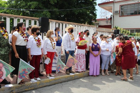 La Secretaría de Educación de Veracruz (SEV) inició la distribución de 9 millones 235 mil 253 libros de texto para el ciclo escolar 2022-2023, destinados a estudiantes de los niveles preescolar, primaria y secundaria.

