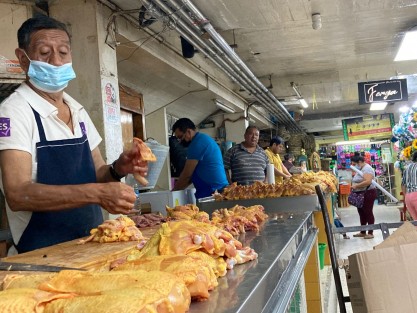Al igual que otros productos, el incremento en el precio de la carne de pollo provoca que las familias estén reduciendo su consumo.  