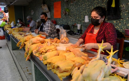 Al igual que otros productos, el incremento en el precio de la carne de pollo provoca que las familias estén reduciendo su consumo.  