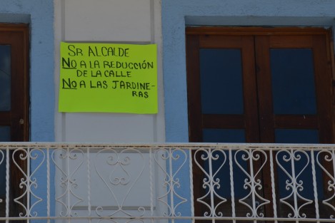 Inconformes con la ampliación de banquetas en las calles Nogueira y Rojano mantienen sus cartulinas de inconformidad pese a que ya el alcalde ha explicado el porqué de esta obra. 