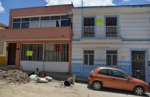 Inconformes con la ampliación de banquetas en las calles Nogueira y Rojano mantienen sus cartulinas de inconformidad pese a que ya el alcalde ha explicado el porqué de esta obra. 