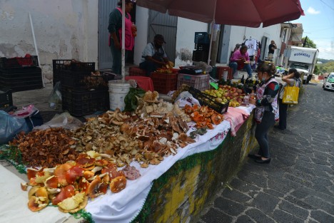 En el tianguis que se instala los jueves en el mercado Alcalde y García (San José) se puede encontrar toda variedad de productos, pero en esta temporada en especial se pueden observar muchos hongos.
