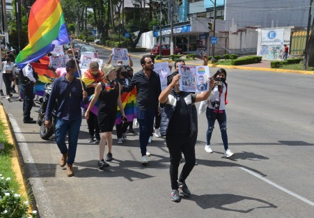 Integrantes de la comunidad de la diversidad sexual marcharon en esta ciudad de Xalapa para exigir que cesen los crímenes por homofobia en el estado de Veracruz.